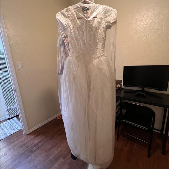 Wedding dress with fitted bodice, basque waist, and full tulle skirt. - Picture 3 of 5